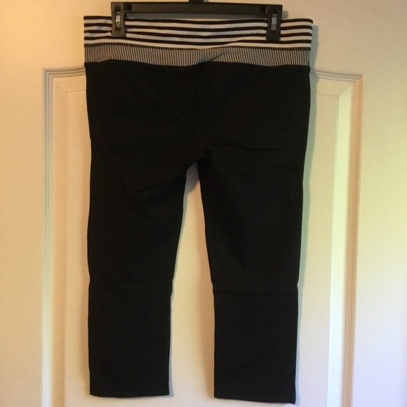 EUC Gap Fit workout Capris. - Picture 1 of 3